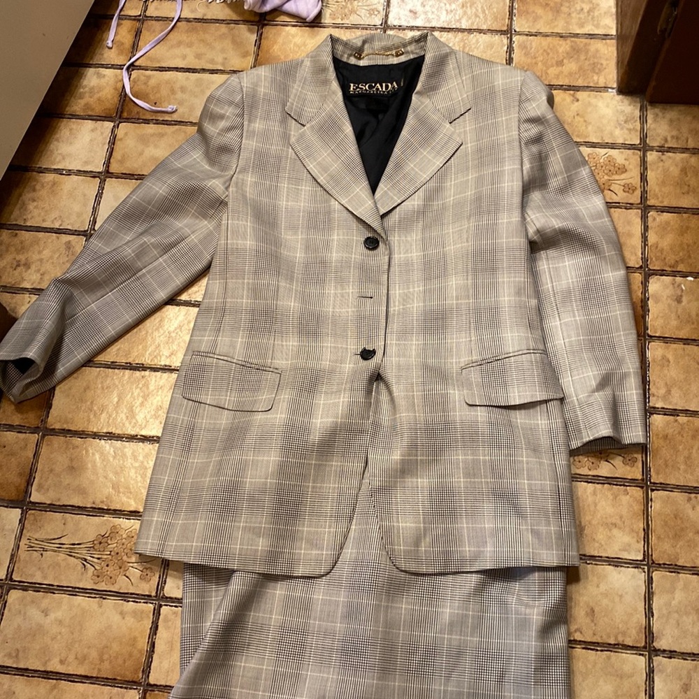 Used condition Escada skirt suit needs TLC sz 44